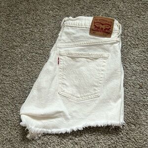 BRAND NEW Never Worn LEVI SZ 29 White Distressed Shorts